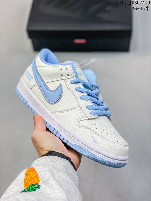 真标带半码耐克nike Sb Zoom Dunk Low 板鞋 系列经典百搭休闲运动板鞋 鞋舌的填充，使舒适性大大提升，同时也更方便穿脱中底部分则加入了脚感柔软