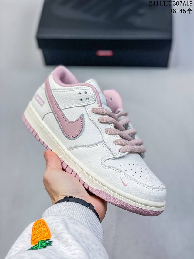 真标带半码耐克nike Sb Zoom Dunk Low 板鞋 系列经典百搭休闲运动板鞋 鞋舌的填充，使舒适性大大提升，同时也更方便穿脱中底部分则加入了脚感柔软