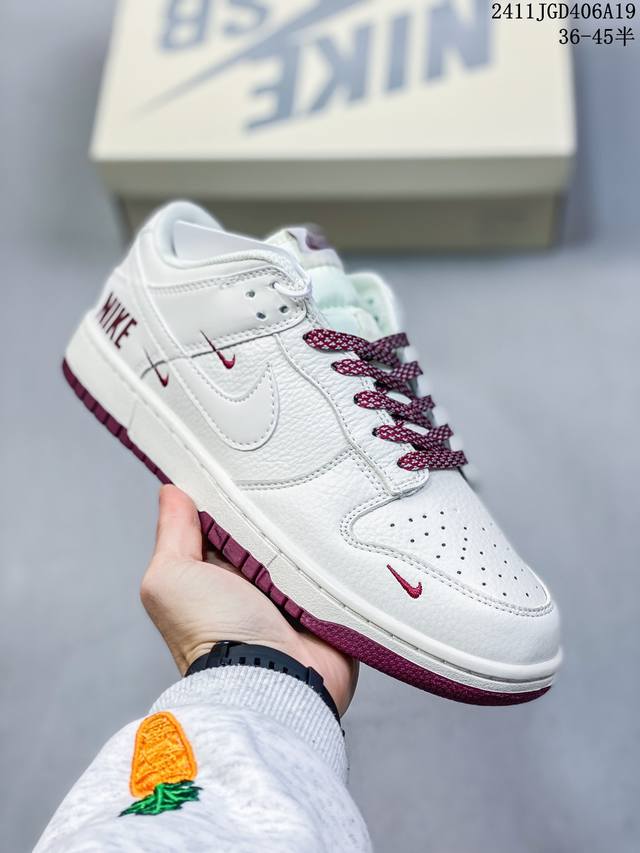 真标带半码耐克nike Sb Zoom Dunk Low 板鞋 系列经典百搭休闲运动板鞋 鞋舌的填充，使舒适性大大提升，同时也更方便穿脱中底部分则加入了脚感柔软