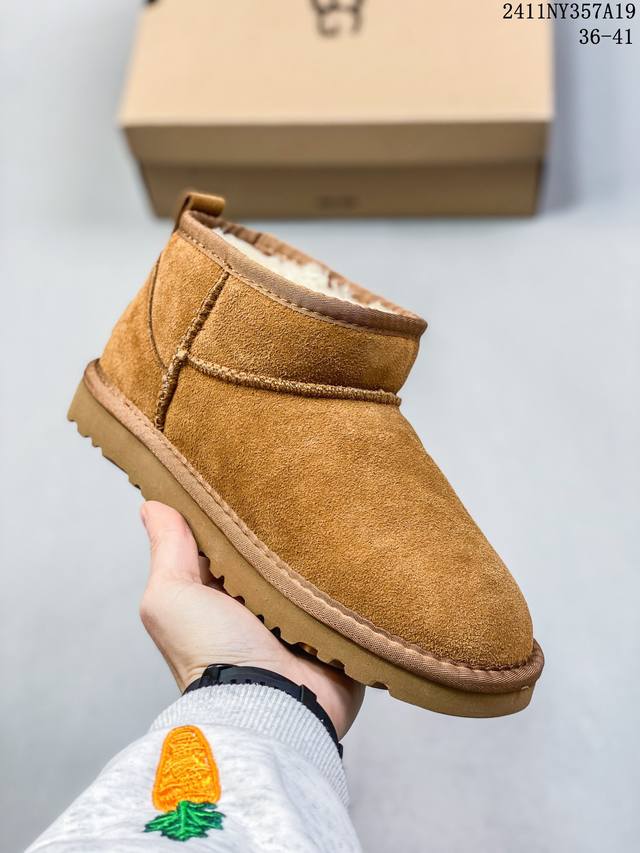 Ugg 1103 2 Classic Double Bow Mini 经典迷你产品描述：经典新奇系列在本季延续了经典短靴的轮廓，鞋筒上羊毛皮质蝴蝶结细节 及皮革