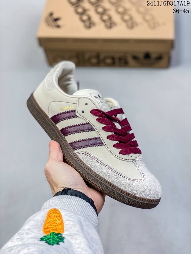 阿迪达斯 Adidas Originals Gazelle Indoor 复古三叶草防滑透明橡胶板鞋经典运动鞋。这款经典鞋,忠于原版设计,缀撞色三条纹和鞋跟饰片