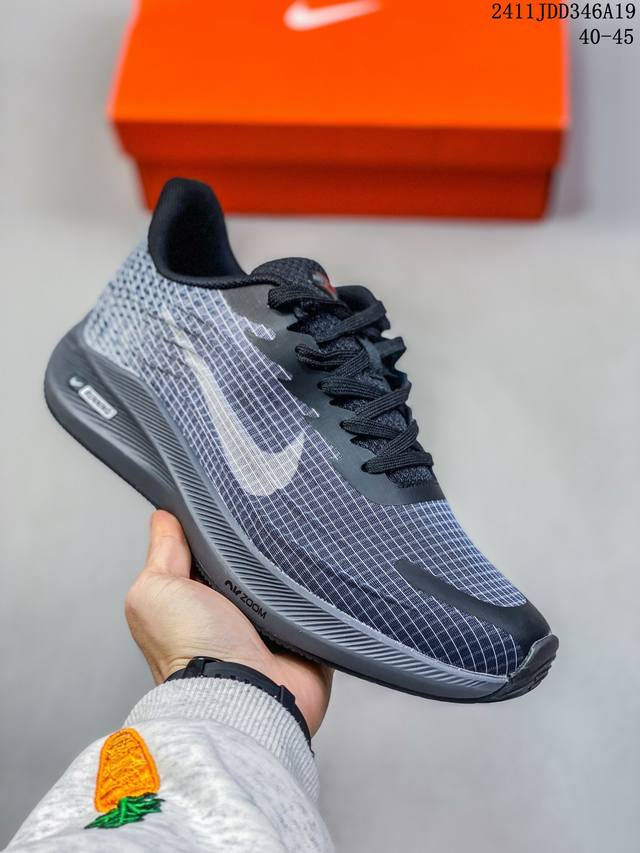 耐克 Nike Zoom Winflo 登月男鞋秋冬皮面缓震跑步鞋 登月 透气运动鞋 舒适软底 抗磨避震从保而持良好的透气性。中部底分的 Zoom Air 气垫