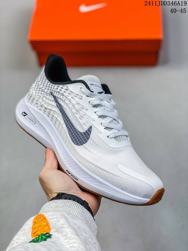 耐克 Nike Zoom Winflo 登月男鞋秋冬皮面缓震跑步鞋 登月 透气运动鞋 舒适软底 抗磨避震从保而持良好的透气性。中部底分的 Zoom Air 气垫