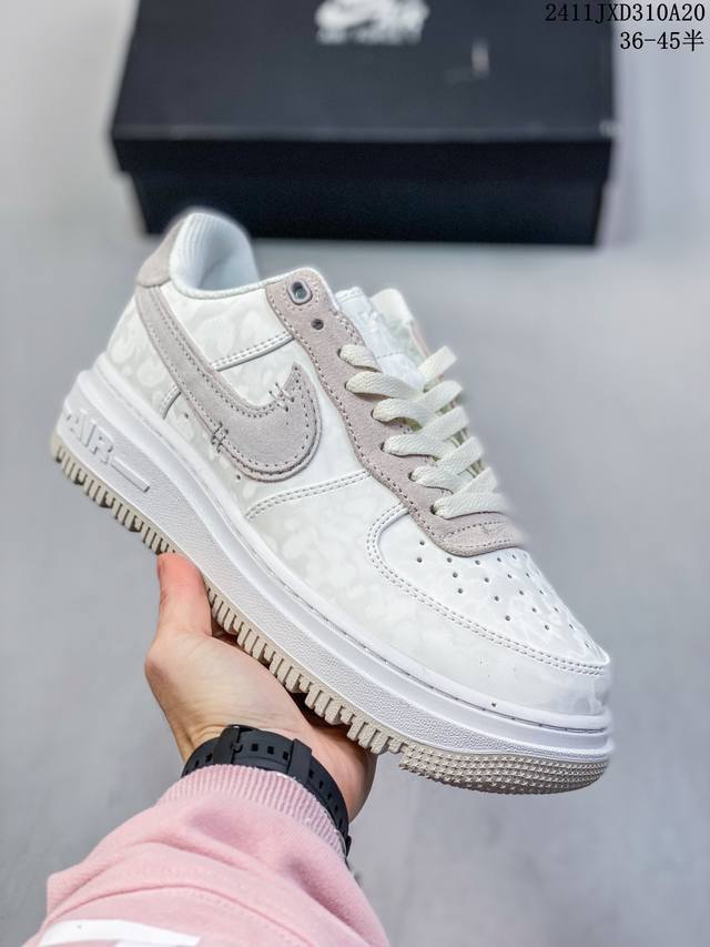 采用纤维荔枝纹牛培皮革鞋面材质 绝对的秋冬神器，全新耐克nike Air Force 1 Low Luxe Black Gum 空军一号改良防滑厚底低帮百搭休闲