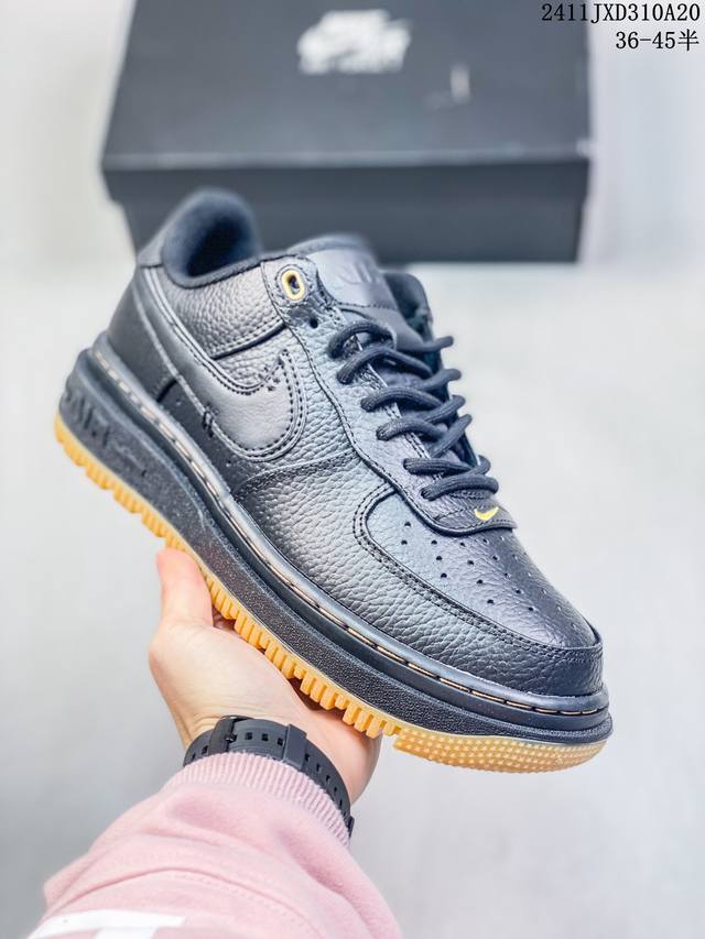 采用纤维荔枝纹牛培皮革鞋面材质 绝对的秋冬神器，全新耐克nike Air Force 1 Low Luxe Black Gum 空军一号改良防滑厚底低帮百搭休闲