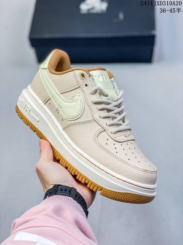 采用纤维荔枝纹牛培皮革鞋面材质 绝对的秋冬神器，全新耐克nike Air Force 1 Low Luxe Black Gum 空军一号改良防滑厚底低帮百搭休闲