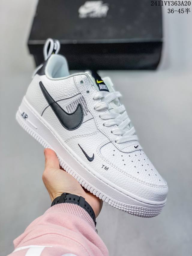 福利特价带半码耐克nike Air Force 1‘07 空军一号低帮百搭休闲运动板鞋。柔软、弹性十足的缓震性能和出色的中底设计，横跨复古与现代的外型结合，造就