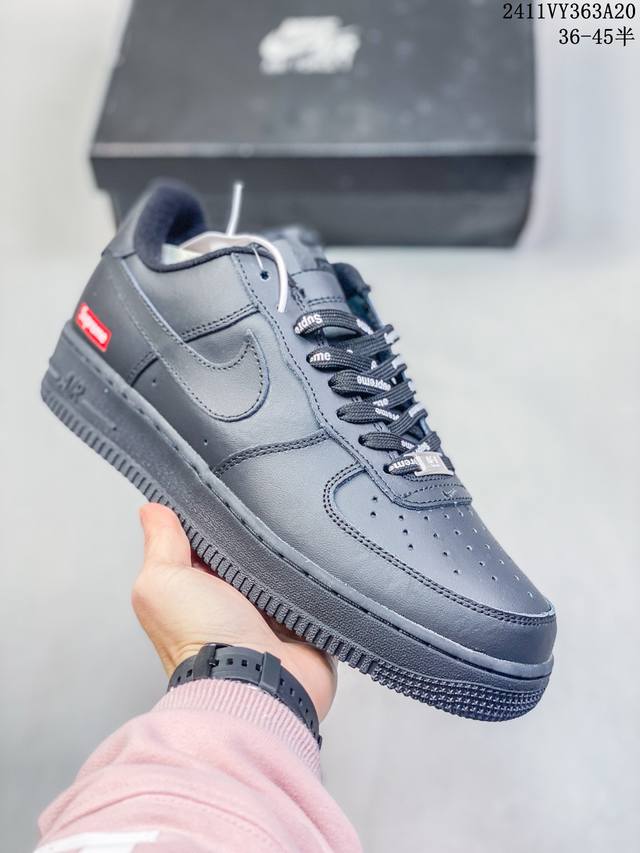 福利特价带半码耐克nike Air Force 1‘07 空军一号低帮百搭休闲运动板鞋。柔软、弹性十足的缓震性能和出色的中底设计，横跨复古与现代的外型结合，造就