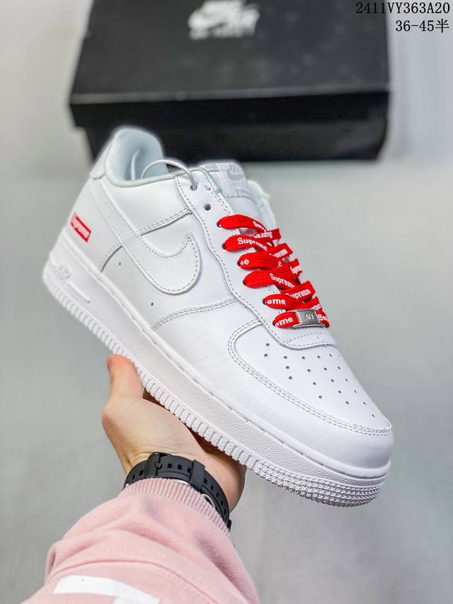 福利特价带半码耐克nike Air Force 1‘07 空军一号低帮百搭休闲运动板鞋。柔软、弹性十足的缓震性能和出色的中底设计，横跨复古与现代的外型结合，造就