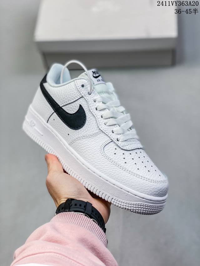 福利特价带半码耐克nike Air Force 1‘07 空军一号低帮百搭休闲运动板鞋。柔软、弹性十足的缓震性能和出色的中底设计，横跨复古与现代的外型结合，造就