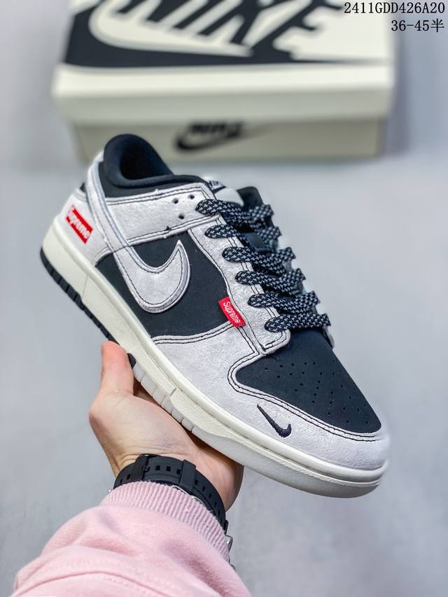 公司级带半码耐克nike Sb Zoom Dunk Low 板鞋 系列经典百搭休闲运动板鞋 鞋舌的填充，使舒适性大大提升，同时也更方便穿脱中底部分则加入了脚感柔