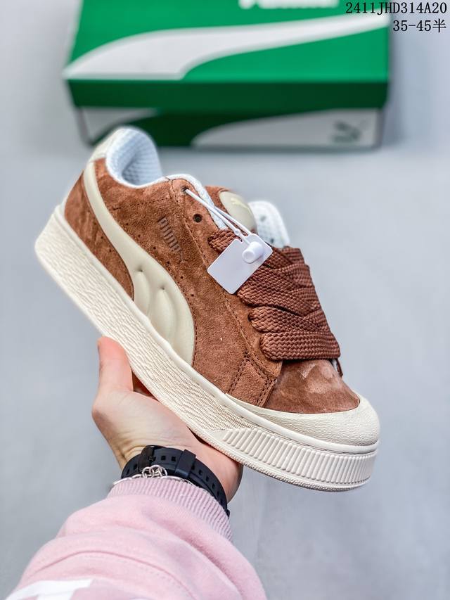 彪马puma Suede男女板鞋个性时尚翻毛皮代购正品24年新鞋身以细腻的绒面麂皮包裹，中底选择了与德训鞋类似的生胶材质打造。并且厚度十分可观，相信可以将脚感与