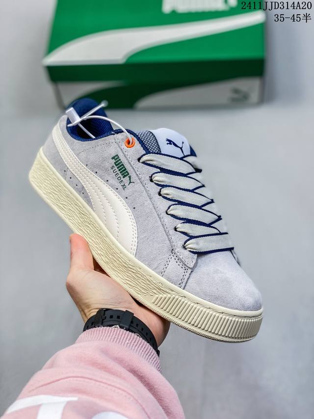 彪马puma Suede男女板鞋个性时尚翻毛皮代购正品24年新鞋身以细腻的绒面麂皮包裹，中底选择了与德训鞋类似的生胶材质打造。并且厚度十分可观，相信可以将脚感与