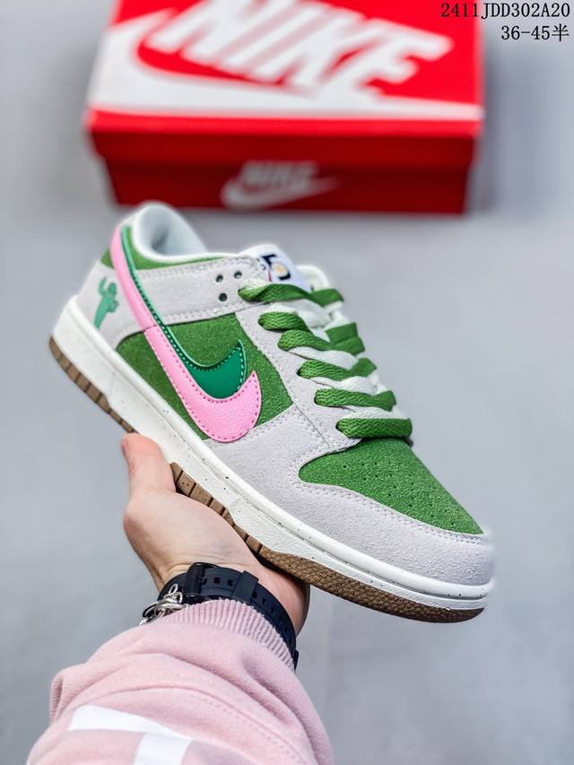 真标带半码耐克nike Sb Zoom Dunk Low 板鞋 系列经典百搭休闲运动板鞋 鞋舌的填充，使舒适性大大提升，同时也更方便穿脱中底部分则加入了脚感柔软