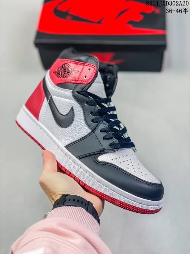 真标带半码 耐克 Nike Air Jordan 1 Retro High Og 乔丹一代篮球鞋复刻运动鞋 皮面高帮板鞋的设计灵感源自运动夹克，带你重温入选球队