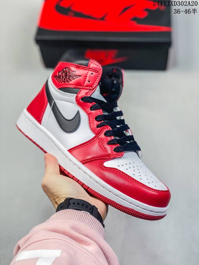 真标带半码 耐克 Nike Air Jordan 1 Retro High Og 乔丹一代篮球鞋复刻运动鞋 皮面高帮板鞋的设计灵感源自运动夹克，带你重温入选球队