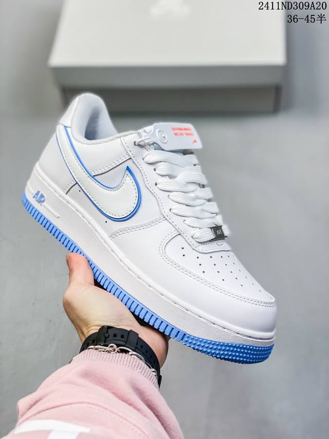 福利特价带半码 耐克nike Air Force 1‘07 空军一号低帮百搭休闲运动板鞋。柔软、弹性十足的缓震性能和出色的中底设计，横跨复古与现代的外型结合，造