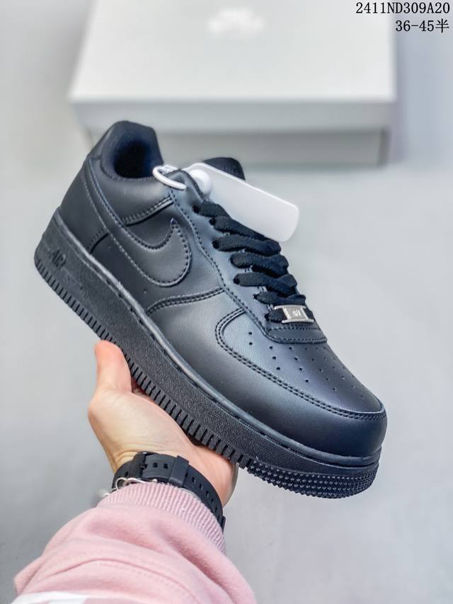 福利特价带半码 耐克nike Air Force 1‘07 空军一号低帮百搭休闲运动板鞋。柔软、弹性十足的缓震性能和出色的中底设计，横跨复古与现代的外型结合，造