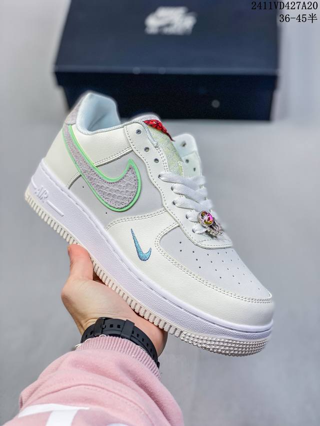 福利特价带半码耐克nike Air Force 1‘07 空军一号低帮百搭休闲运动板鞋。柔软、弹性十足的缓震性能和出色的中底设计，横跨复古与现代的外型结合，造就