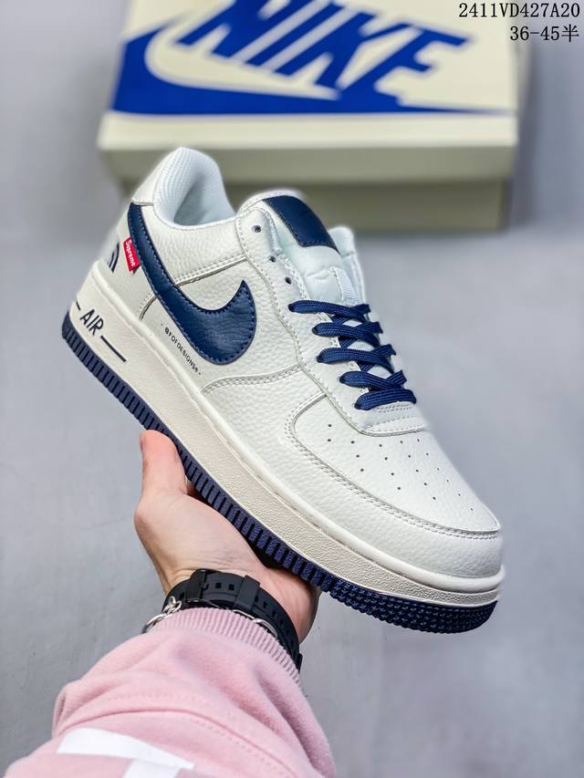 福利特价带半码耐克nike Air Force 1‘07 空军一号低帮百搭休闲运动板鞋。柔软、弹性十足的缓震性能和出色的中底设计，横跨复古与现代的外型结合，造就