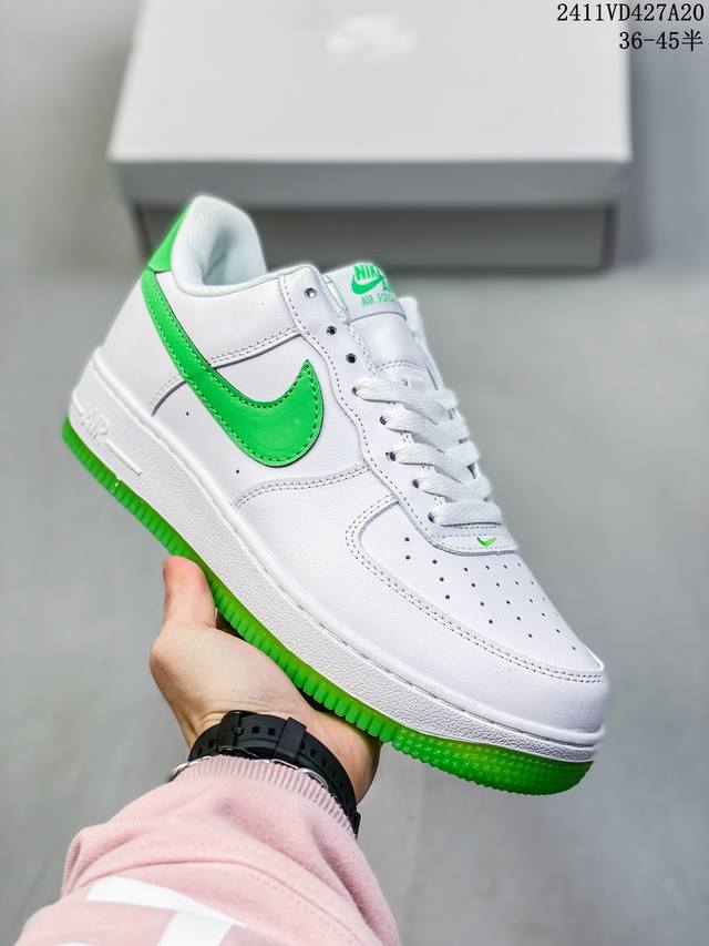 福利特价带半码耐克nike Air Force 1‘07 空军一号低帮百搭休闲运动板鞋。柔软、弹性十足的缓震性能和出色的中底设计，横跨复古与现代的外型结合，造就