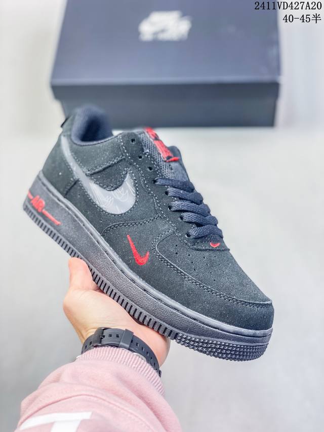 福利特价带半码耐克nike Air Force 1‘07 空军一号低帮百搭休闲运动板鞋。柔软、弹性十足的缓震性能和出色的中底设计，横跨复古与现代的外型结合，造就