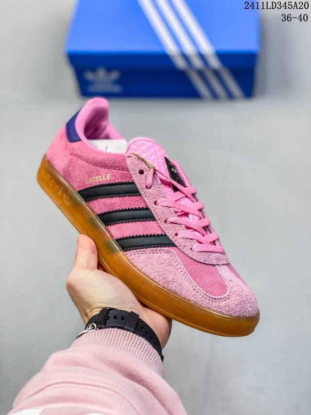 真标 阿迪达斯 Adidas 中性三叶草gazelle系列休闲鞋男女经典运动鞋 德训鞋。鞋身柔软皮革材质和简单百搭的特点，让 Gazelle 一直活跃在街头。T