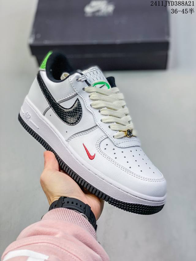 公司级带半码耐克nike Air Force 7 空军一号低帮百搭休闲运动板鞋。柔软、弹性十足的缓震性能和出色的中底设计，横跨复古与现代的外型结合，造就出风靡全