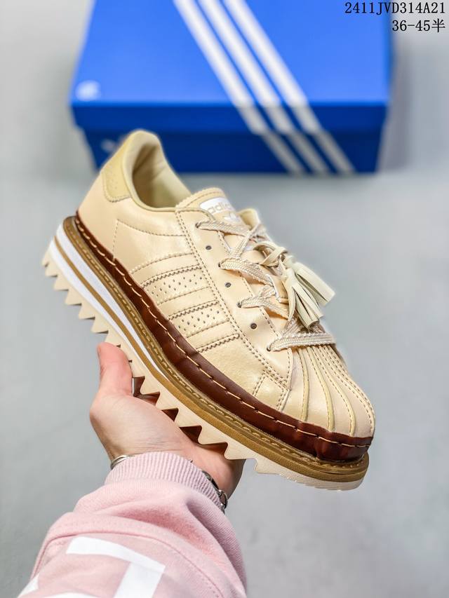 公司级clot X Adidas Superstar 陈冠希联名 锯齿休闲板鞋 鞋身整体以经典的superstar为蓝本设计将标志性的贝壳头重新演绎 鞋舌部分还