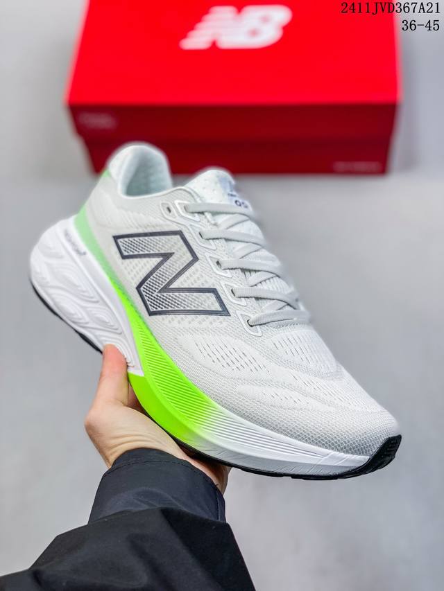 New Balance Nb 防滑耐磨低帮跑步鞋 黑白，拼接鞋面赋予双足出色的舒适感与酷爽体验。外观设计穿着简易，轻松灵活，能使双足无比轻盈，耐磨材质耐磨性强，