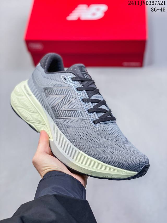 New Balance Nb 防滑耐磨低帮跑步鞋 黑白，拼接鞋面赋予双足出色的舒适感与酷爽体验。外观设计穿着简易，轻松灵活，能使双足无比轻盈，耐磨材质耐磨性强，