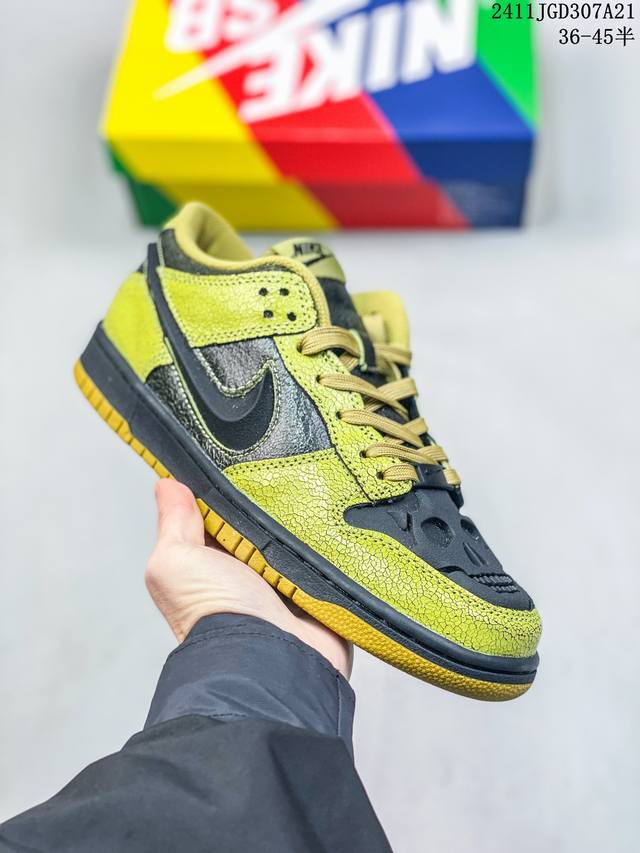 真标带半码耐克nike Sb Zoom Dunk Low 板鞋 系列经典百搭休闲运动板鞋 鞋舌的填充，使舒适性大大提升，同时也更方便穿脱中底部分则加入了脚感柔软