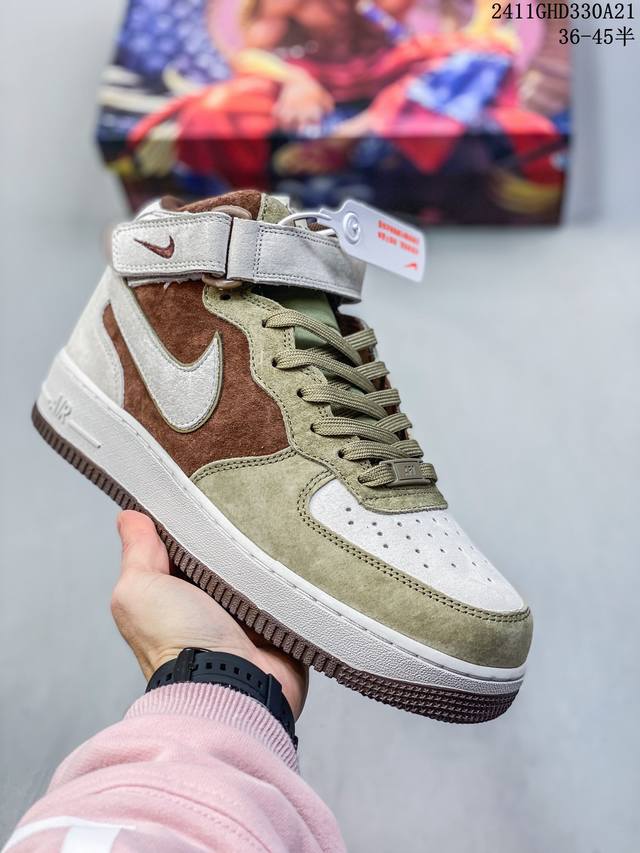 公司级带半码耐克nike Air Force 1‘07 空军一号低帮百搭休闲运动板鞋。柔软、弹性十足的缓震性能和出色的中底设计，横跨复古与现代的外型结合，造就出