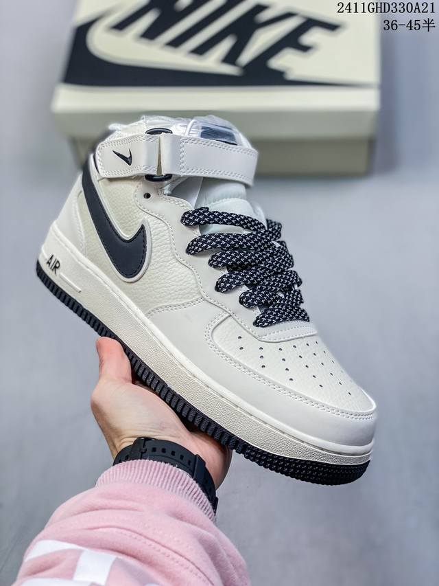 公司级带半码耐克nike Air Force 1‘07 空军一号低帮百搭休闲运动板鞋。柔软、弹性十足的缓震性能和出色的中底设计，横跨复古与现代的外型结合，造就出