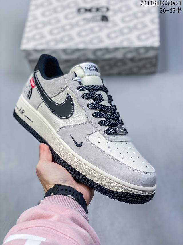 公司级带半码耐克nike Air Force 1‘07 空军一号低帮百搭休闲运动板鞋。柔软、弹性十足的缓震性能和出色的中底设计，横跨复古与现代的外型结合，造就出