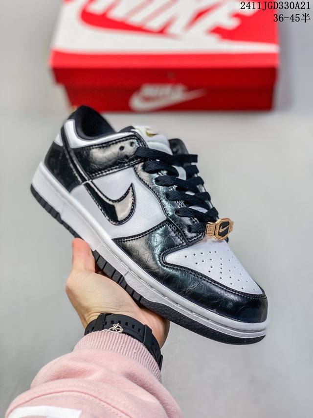 真标带半码耐克nike Sb Zoom Dunk Low 板鞋 系列经典百搭休闲运动板鞋 鞋舌的填充，使舒适性大大提升，同时也更方便穿脱中底部分则加入了脚感柔软