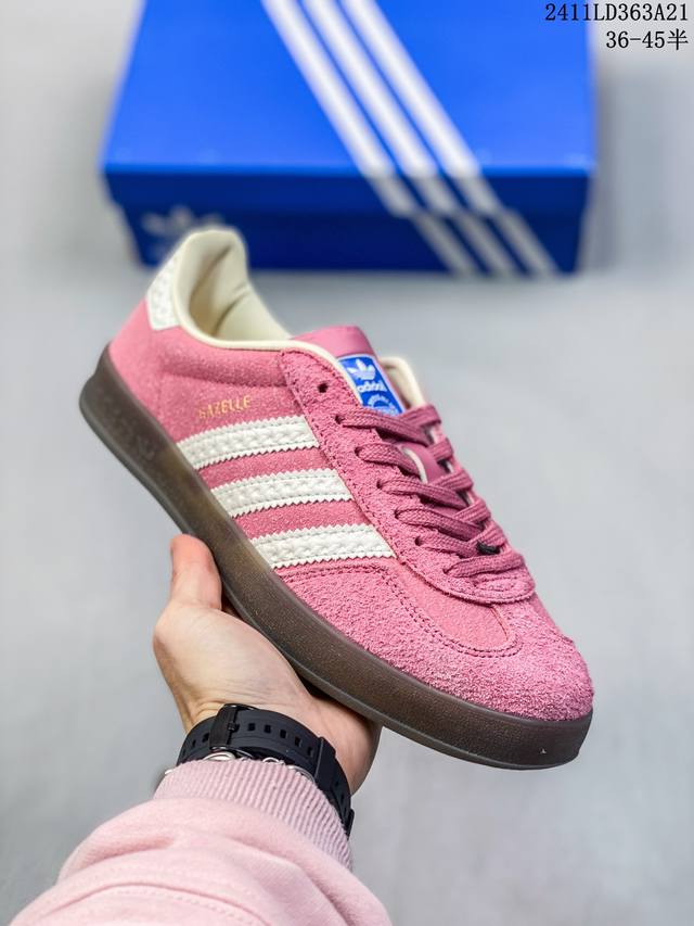 特价特价公司级 阿迪达斯 Adidas Originals Gazelle Indoor复古三叶草防滑透明橡胶板鞋经典运动鞋。这款经典鞋,忠于原版设计,缀撞色三