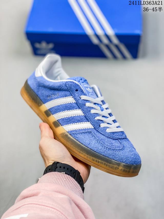 特价特价公司级 阿迪达斯 Adidas Originals Gazelle Indoor复古三叶草防滑透明橡胶板鞋经典运动鞋。这款经典鞋,忠于原版设计,缀撞色三