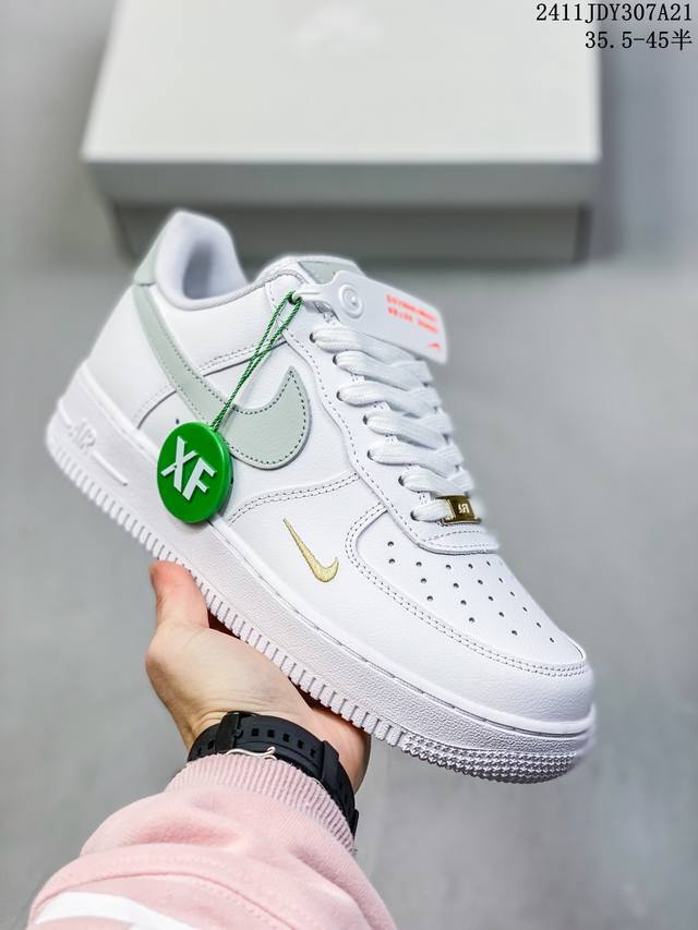 真标带半码耐克nike Air Force 1‘07 空军一号低帮百搭休闲运动板鞋。柔软、弹性十足的缓震性能和出色的中底设计，横跨复古与现代的外型结合，造就出风