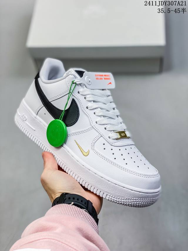 真标带半码耐克nike Air Force 1‘07 空军一号低帮百搭休闲运动板鞋。柔软、弹性十足的缓震性能和出色的中底设计，横跨复古与现代的外型结合，造就出风