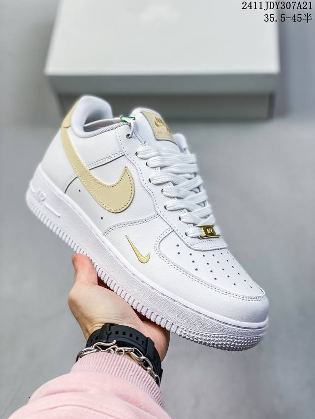 真标带半码耐克nike Air Force 1‘07 空军一号低帮百搭休闲运动板鞋。柔软、弹性十足的缓震性能和出色的中底设计，横跨复古与现代的外型结合，造就出风