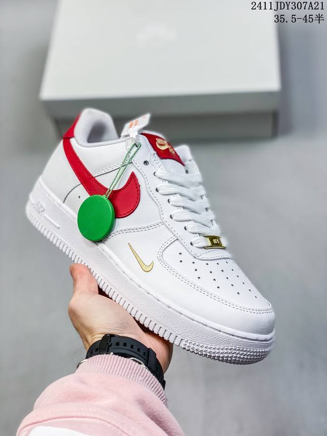 真标带半码耐克nike Air Force 1‘07 空军一号低帮百搭休闲运动板鞋。柔软、弹性十足的缓震性能和出色的中底设计，横跨复古与现代的外型结合，造就出风