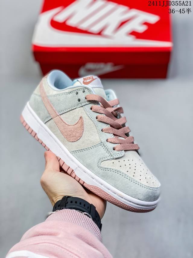 真标带半码耐克nike Sb Zoom Dunk Low 板鞋 系列经典百搭休闲运动板鞋 鞋舌的填充，使舒适性大大提升，同时也更方便穿脱中底部分则加入了脚感柔软