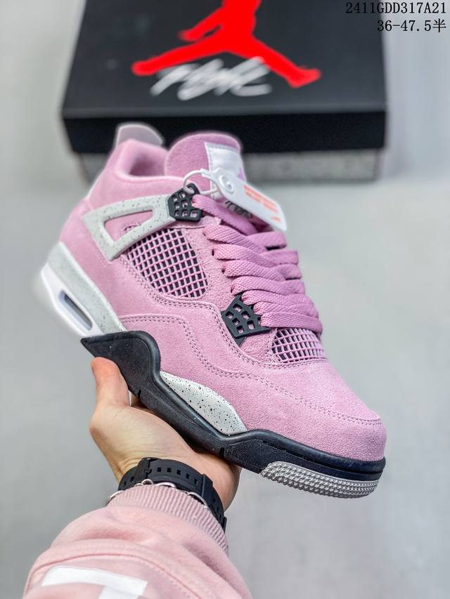 公司级带半码 Air Jordan 4 Retro Aj4 乔丹4代 Aj4 乔4 乔丹篮球鞋系列 承袭了 Black Cat 的劲酷风范，眼前的这双 Air