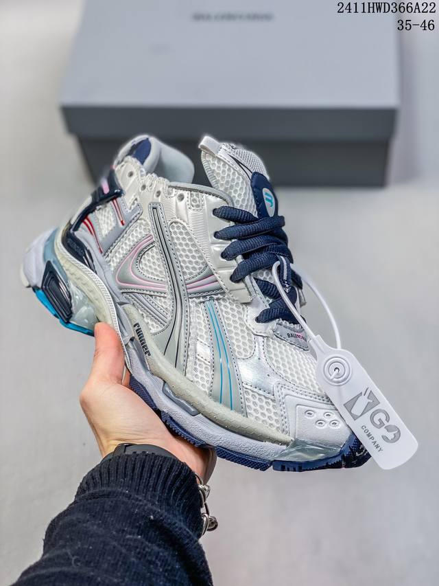 新款balenciaga 巴黎世家-Runner、是通过溢胶、做旧、缝线等细节，展示了设计师 Demna 的运动鞋风格，用一双 旧鞋 传递复古感，后侧板、翘起的