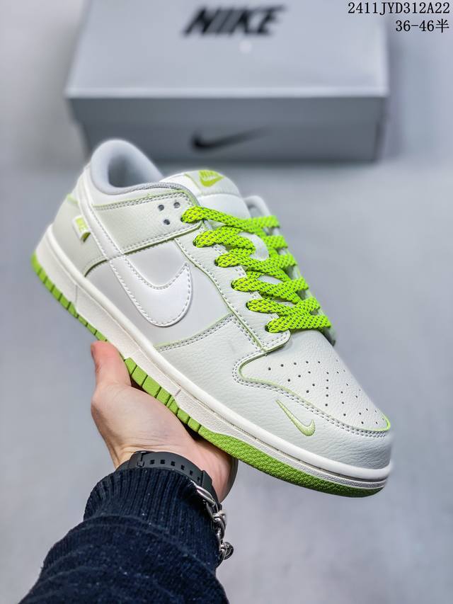 公司级带半码耐克nike Sb Zoom Dunk Low 板鞋 系列经典百搭休闲运动板鞋 鞋舌的填充，使舒适性大大提升，同时也更方便穿脱中底部分则加入了脚感柔