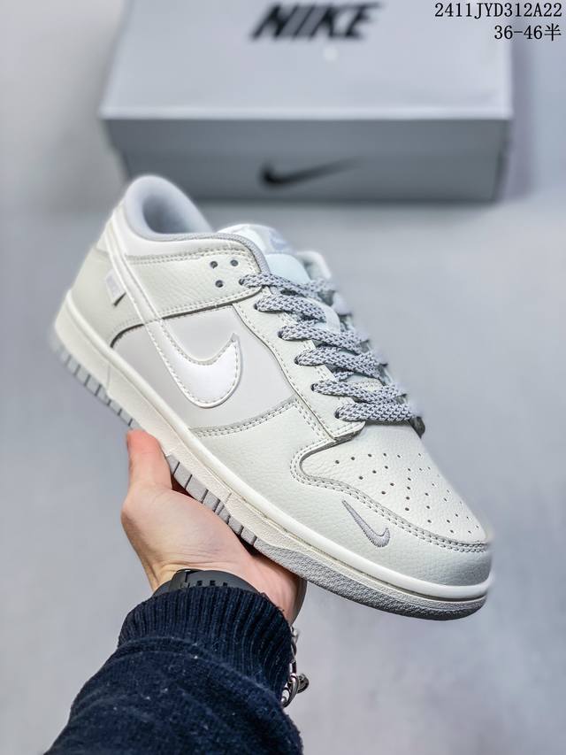 公司级带半码耐克nike Sb Zoom Dunk Low 板鞋 系列经典百搭休闲运动板鞋 鞋舌的填充，使舒适性大大提升，同时也更方便穿脱中底部分则加入了脚感柔