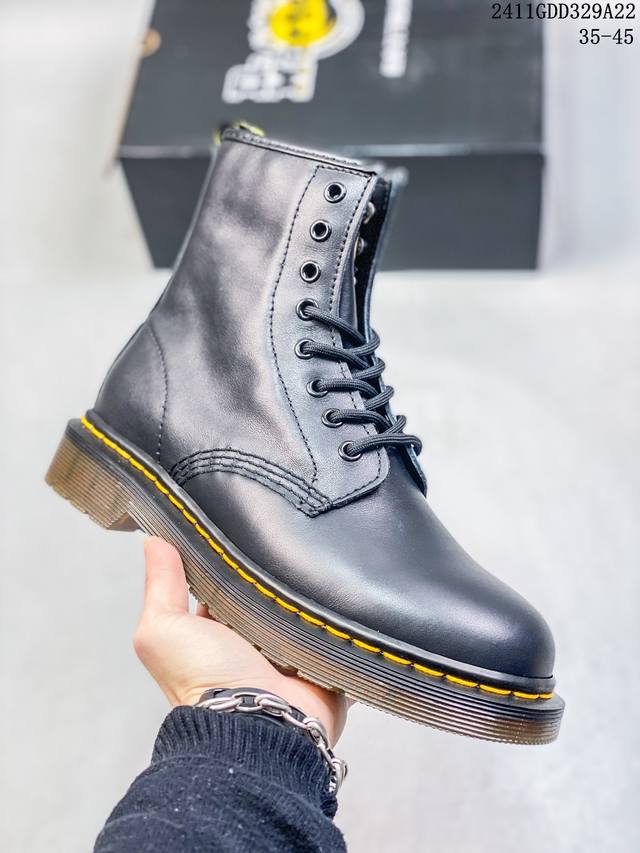 Dr.Martens 马汀博士 男女鞋，原厂数据纸版开发版型，同源进口硬质开边珠牛皮打造鞋面，精致三线缝制 加固鞋身，高成本还原固特异热熔焊接缝制工艺，鞋底不用