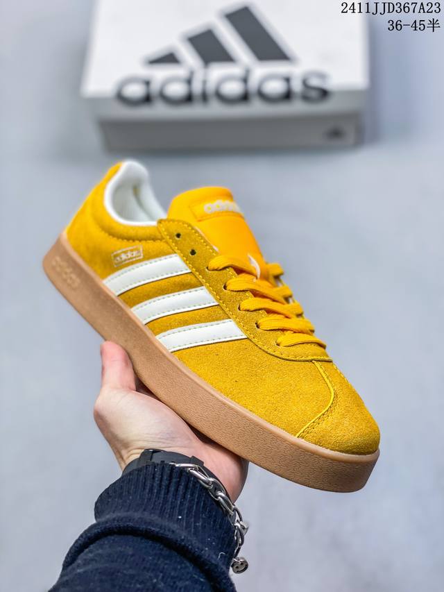 阿迪达斯 Adidas Vl Court Classic复古三叶草防滑透明橡胶板鞋经典运动鞋。这款经典鞋,忠于原版设计,缀撞色三条纹和鞋跟饰片。采用翻毛皮皮革鞋