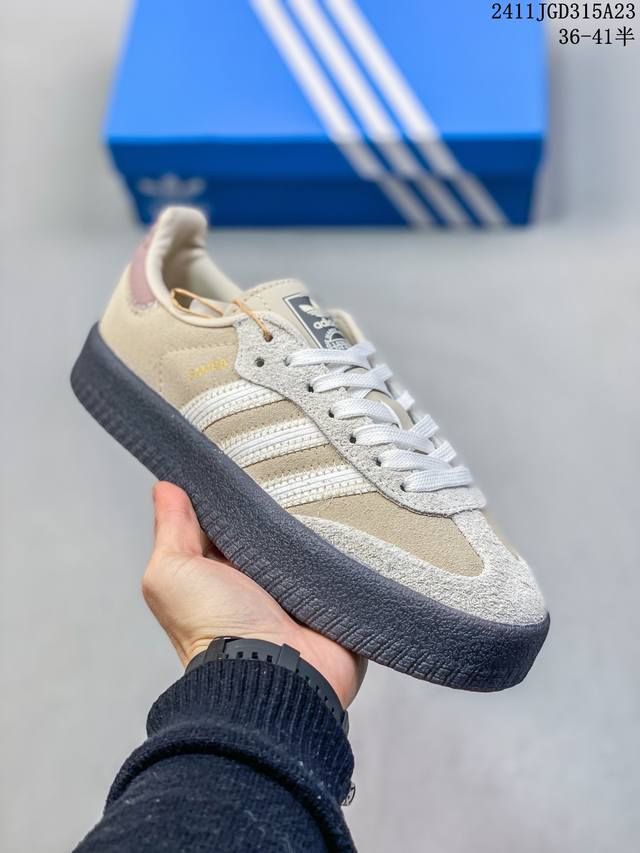 Sambarose W 厚底果冻松糕鞋 Adidas Sambarose来自 Samba系列，再现 Samba系列经典足球鞋线条，鞋面采用头层皮革材质制成，搭配